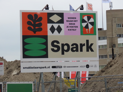 850636 Afbeelding van het bouwbord met de tekst 'Spark - Wonen waar het gras je voeten kietelt', op het Smakkelaarsveld ...